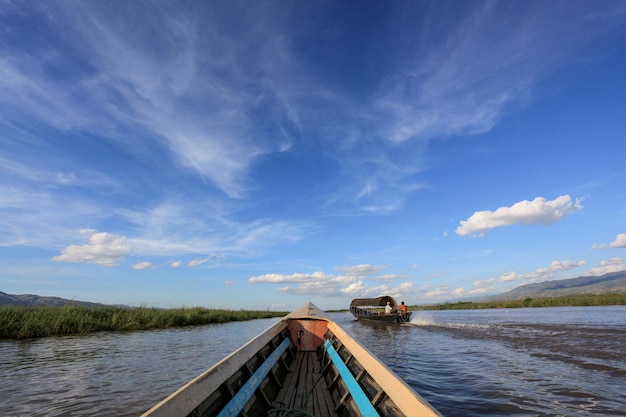 Houten boten op het Inle-meer in Myanmar
