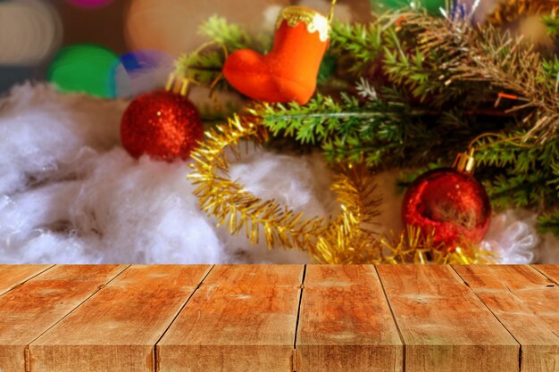 Houten bovenste tafel met rode bal Kerstdecoratie op groene pijnboom