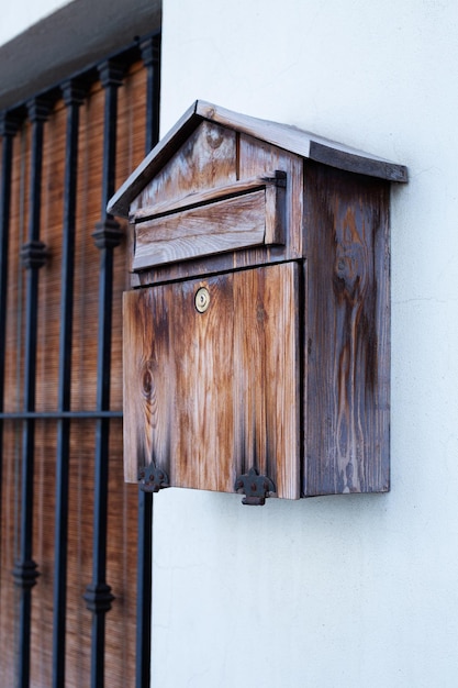 Houten brievenbus bij het huis