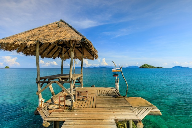 houten brug en plattelandshuisje op tropische overzees in Koh Mak-eiland, Trat-provincie, Thailand