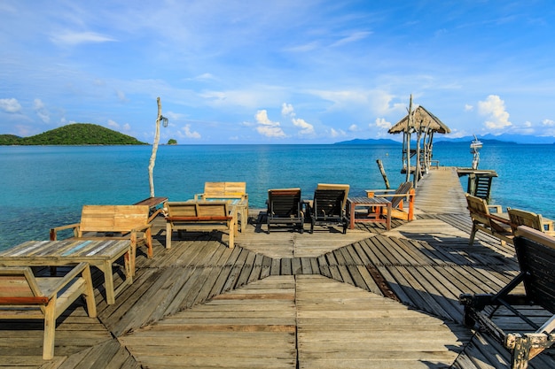 houten brug en plattelandshuisje op tropische overzees in Koh Mak-eiland, Trat-provincie, Thailand