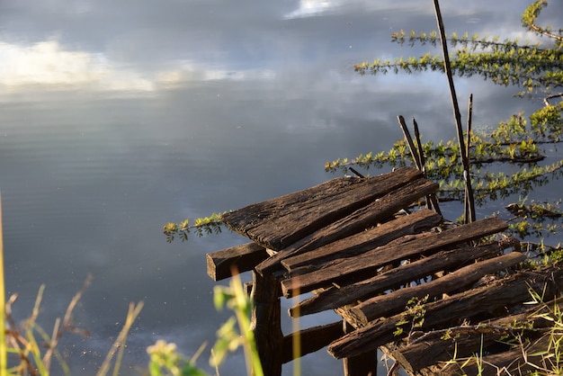 Houten brug in de rivier