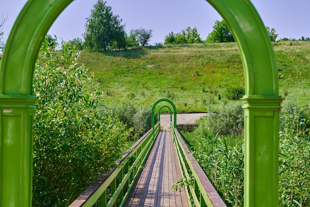 Foto houten brug in een park over een vijver