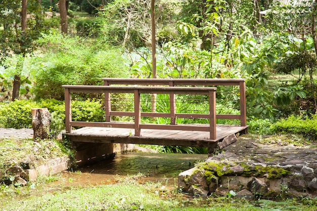 Houten brug in het park