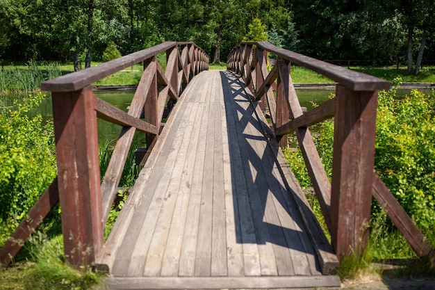 Houten brug in het park