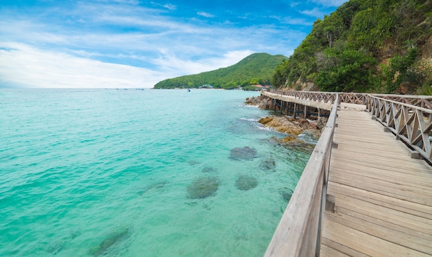 Houten brug met mooie seacape in koh lan, thailand