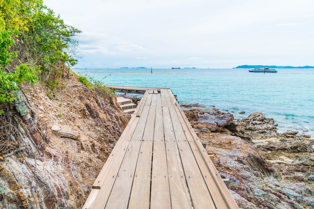 Houten brug met prachtig tropisch strand op Koh Larn in Pattaya