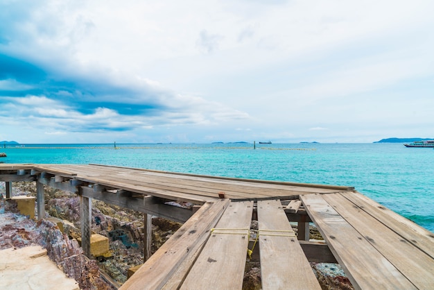 Houten brug met prachtig tropisch strand op Koh Larn in Pattaya