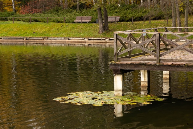 Houten brug met uitkijkplatform over het meer. Herfst uitzicht.