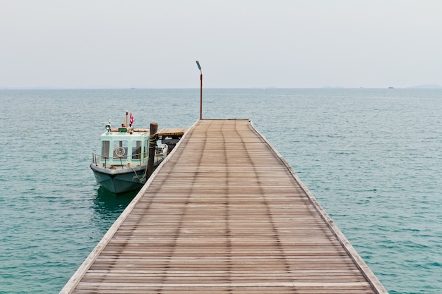 Foto houten brug naar de zee.