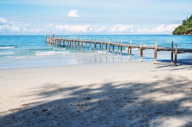 Houten brug op het strand.