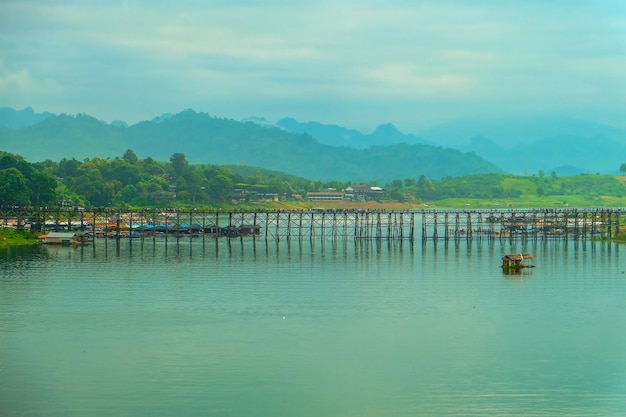 Houten brug over de rivier in Kanchanaburi