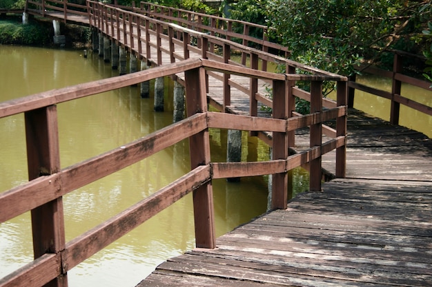 Houten brug over de vijver in het park