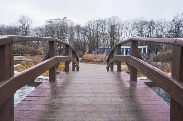 houten brug over een meer in een herfstpark