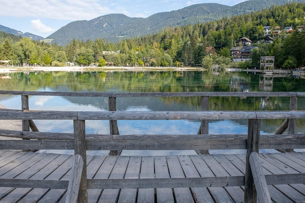 Houten brug over het jasnameer kranjska gora