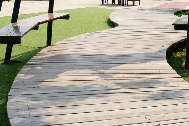 houten bruggen vormen een loopbrug