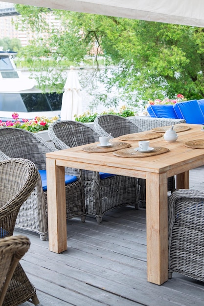 Houten buiten zitten restaurant lege ruimte restaurant en houten stoel tafel