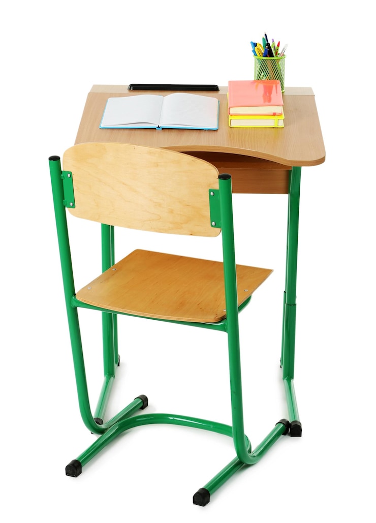 Foto houten bureau met briefpapier en stoel geïsoleerd op wit