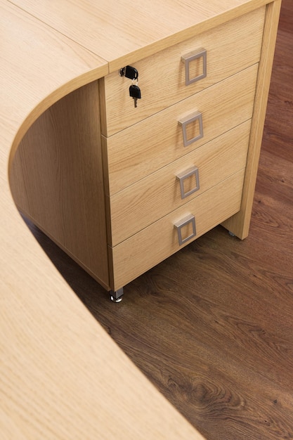 Houten bureau met lades