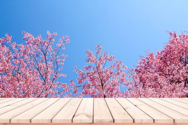 Houten bureau of houten vloer voor productweergave met roze Sakura-achtergrond