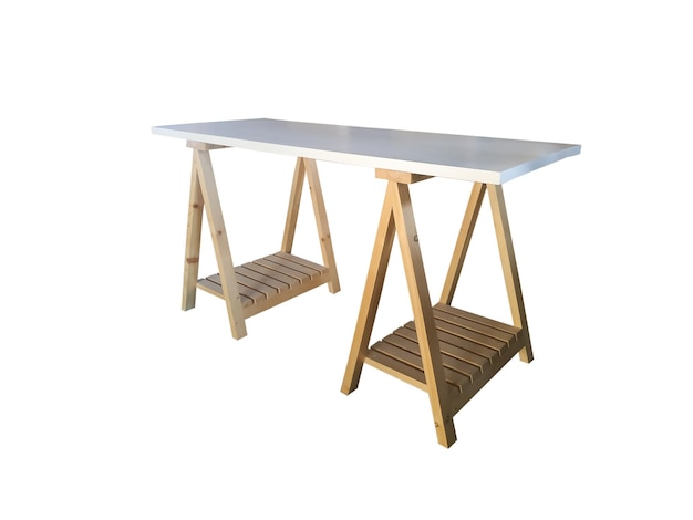 Houten bureau tafel met planken op witte achtergrond.