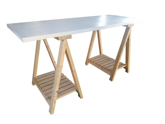 Houten bureau tafel met planken op witte achtergrond.