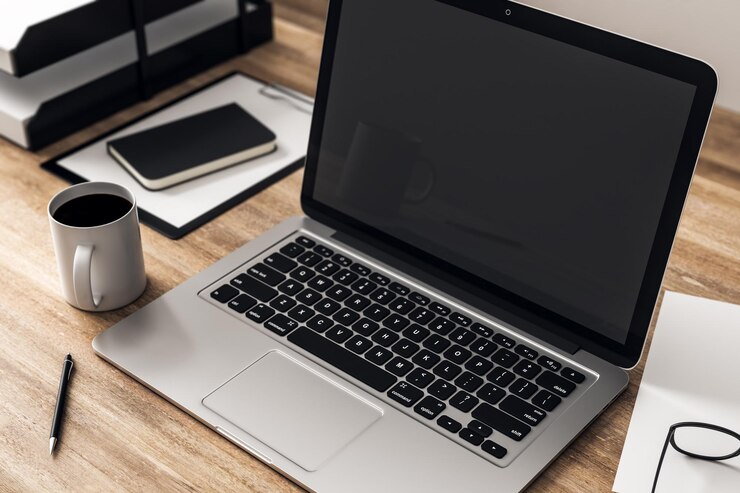 Foto houten bureaublad met notebook