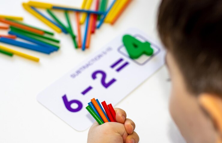 houten cijfers en stokken om te tellen op blauwe achtergrondchaotische opstellingterug naar schoolleer