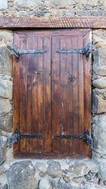 Houten deur in een stenen muur in het dorp Kakopetria, Cyprus.