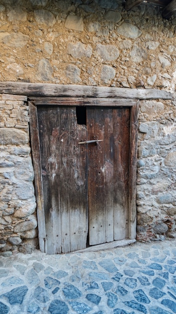 Houten deur in een stenen muur in het dorp Kakopetria, Cyprus.