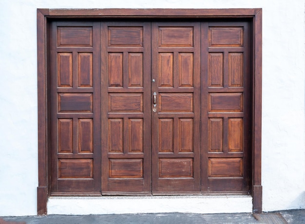 Houten deur met stenen frame plattelandstoerisme