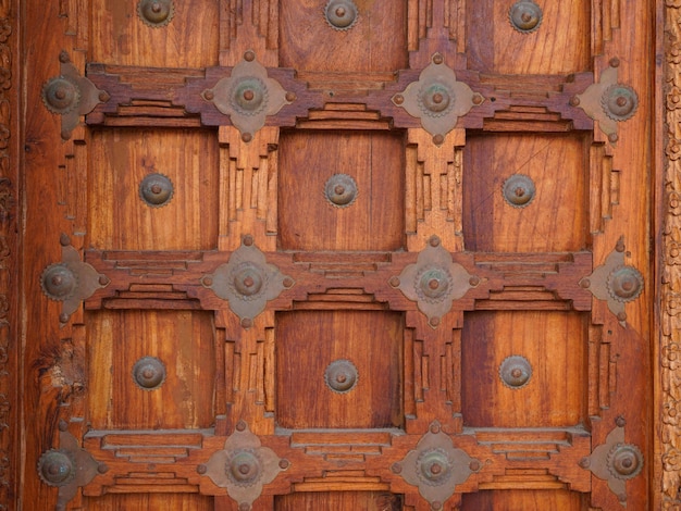 Houten deur op oude gevel houten poort vintage portaal muur achtergrond