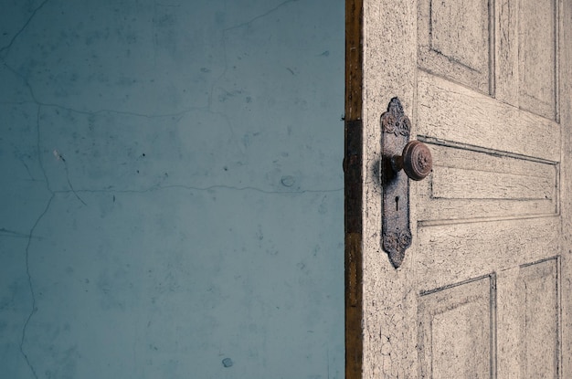 Foto houten deur tegen de muur