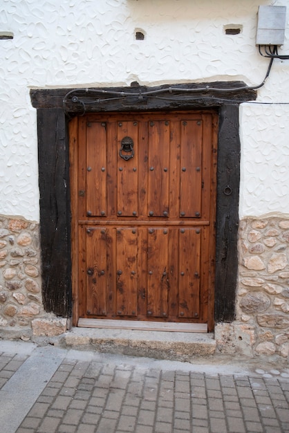 Houten deur voor toegang tot het huis, oud en gemaakt van bewerkt hout.