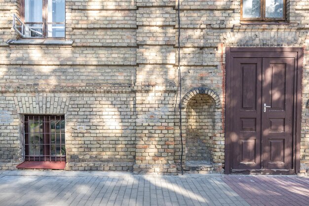 Foto houten deuren naar een oud bakstenen gebouw