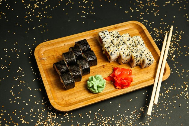 Houten dienblad met sushi en eetstokjes