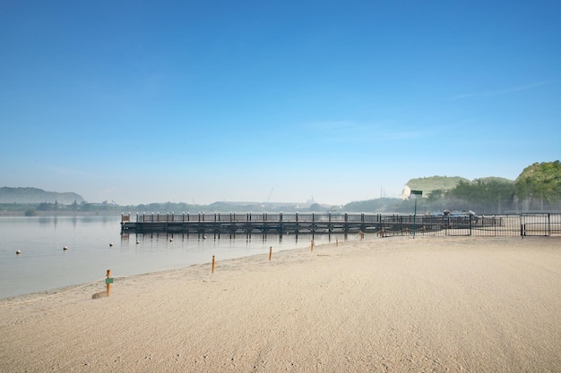 Houten dok op het meer met blauwe hemelachtergrond