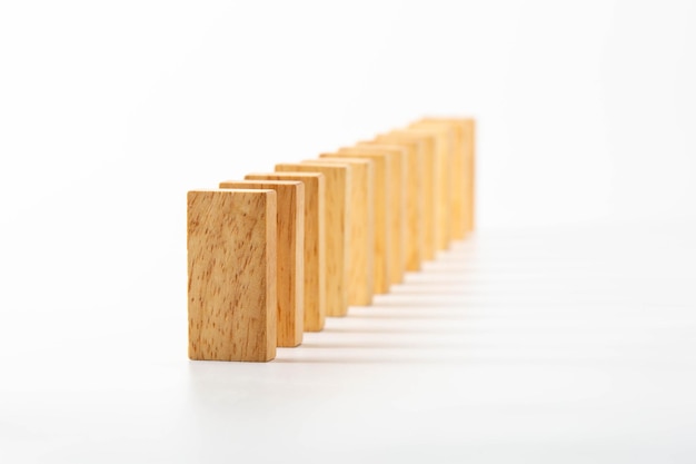 houten domino spel op witte achtergrond