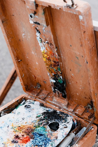 Foto houten doos met kleurrijke verf foto