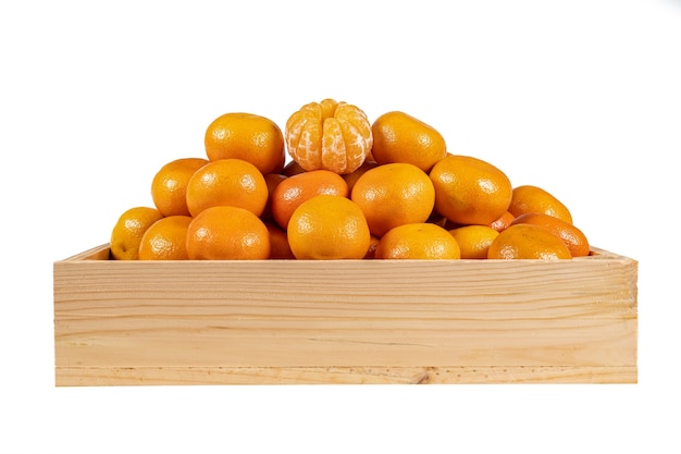 Houten doos met stapel mandarijnen op geïsoleerde witte achtergrond.