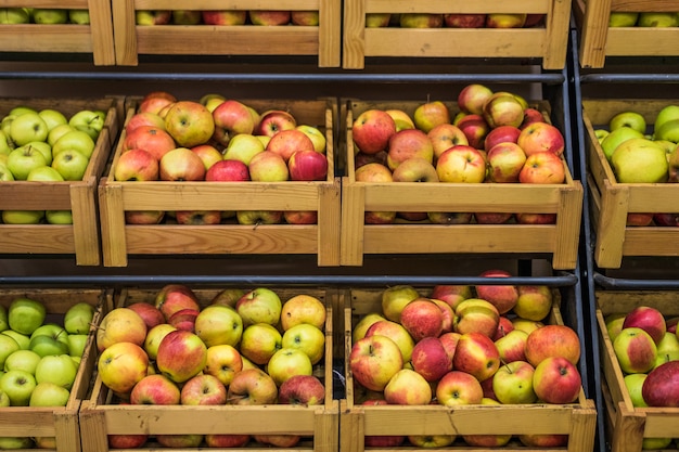 Houten dozen appels in de supermarkt