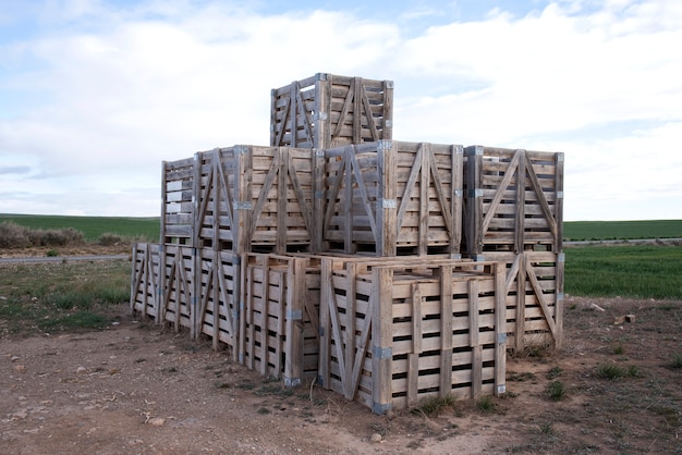 Houten dozen gestapeld in piramide