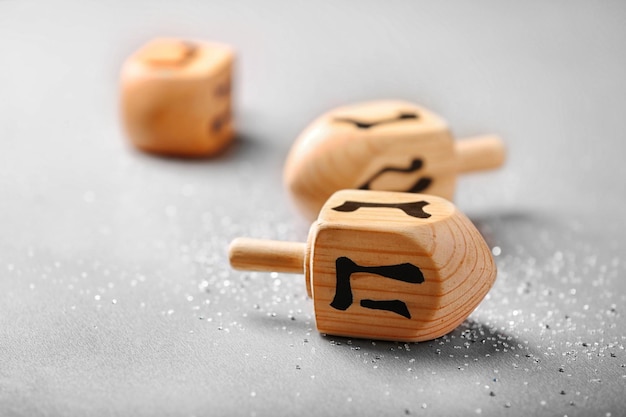 Houten dreidel voor Hanukkah op lichte achtergrond