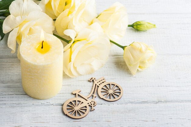 Houten fiets met gele lisianthus