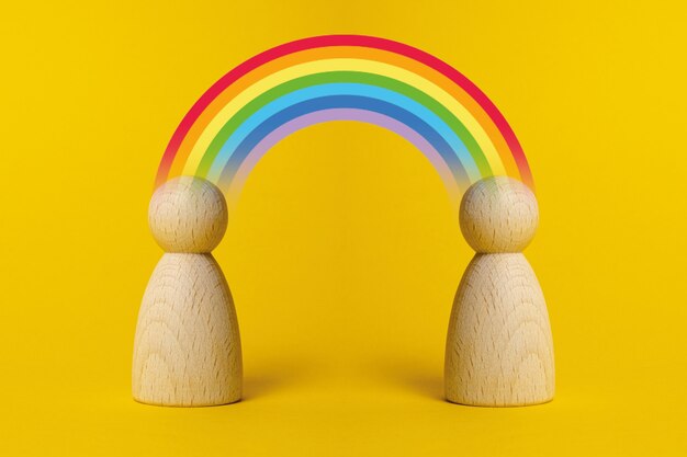 Foto houten figuur met regenboogsymbool