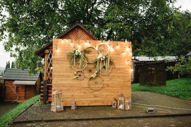 Foto houten fotozone op een bruiloft met fietswielen.