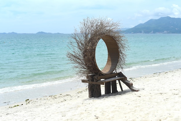 Houten fotozone op Vietnamees zandstrand