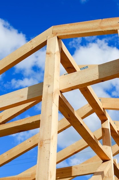 Houten frame constructie van een houten huis