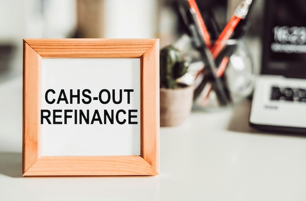 Houten frame met kantoorachtergrond met cahsout refinance-tekst