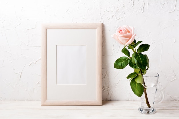 Houten frame mockup met roze roos